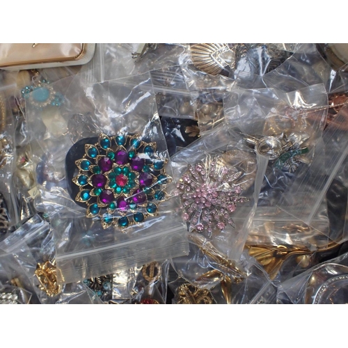 413 - A QUANTITY OF COSTUME BROOCHES approx 150