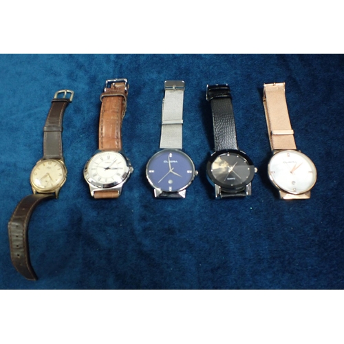 435 - A TIMEX GENTLEMAN'S WRIST WATCH together with other writstwatches