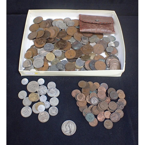 503 - AN 1890 QUEEN VICTORIA HALF CROWN and a quantity of various pennies, threepences, sixpences and mixe... 