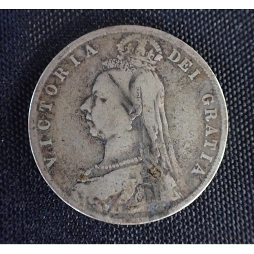 503 - AN 1890 QUEEN VICTORIA HALF CROWN and a quantity of various pennies, threepences, sixpences and mixe... 