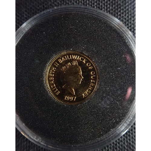 509 - ROYAL MINT: A 1997 GUERNSEY £5 GOLD COIN (c.1.25oz), 13.92mm diameter, in the original capsule with ... 