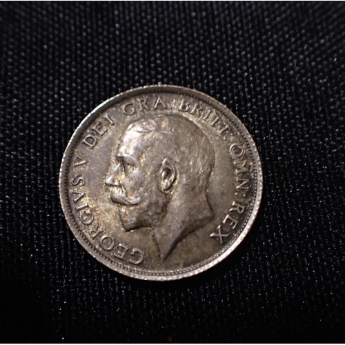 512 - A 1915 SHILLING, WITH SOME TONE, A TETBURY FARTHING 1669 (worn), 1854 penny, and other coins