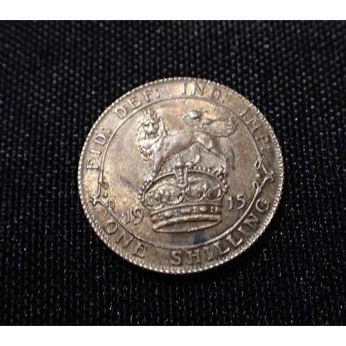 512 - A 1915 SHILLING, WITH SOME TONE, A TETBURY FARTHING 1669 (worn), 1854 penny, and other coins