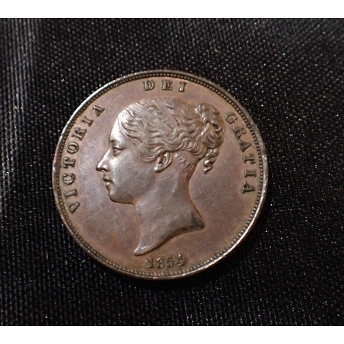 512 - A 1915 SHILLING, WITH SOME TONE, A TETBURY FARTHING 1669 (worn), 1854 penny, and other coins