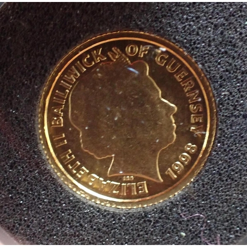 513 - ROYAL MINT: A 1998 GUERNSEY GOLD £5 COIN (c.1.24oz), c.13.92mm diameter, in the original capsule, wi... 