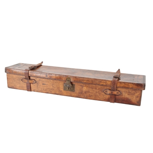 237 - HUGH SNOWIE OF INVERNESS: A BROWN LEATHER SINGLE GUN CASE

with a green baize interior, barrel lengt... 