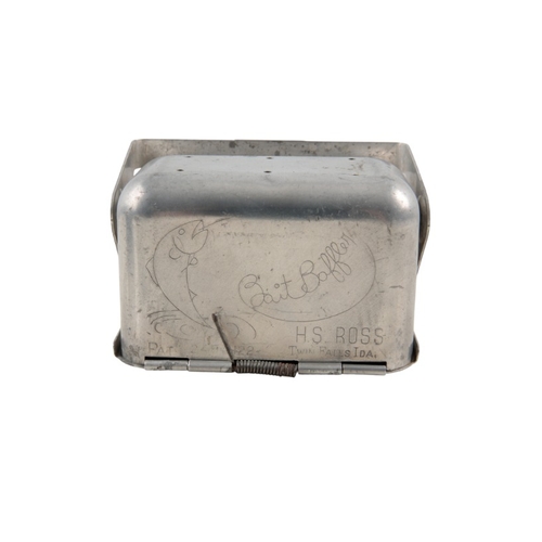 66 - A MAY FLY PEWTER CAGE

late 19th century; and an H.S. Ross, Twin Falls, ID, bait baffle tin (2)

Pro... 