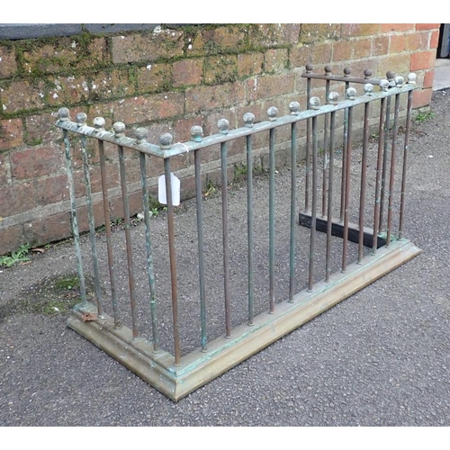 128 - A SMALL BRASS NURSERY FENDER each upright with terminal knob 73cm wide, 41cm high, 32cm deep