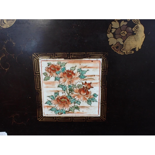 143 - A LARGE JAPANESE LACQUERED TRAY, EARLY 20th CENTURY mounted with three painted porcelain plaques 88 ... 