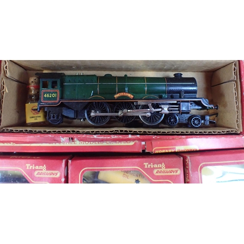 181 - TRIANG 00 GAUGE MODEL RAILWAY ITEMS locomotives, rolling stock, buildings and accessories, some boxe... 