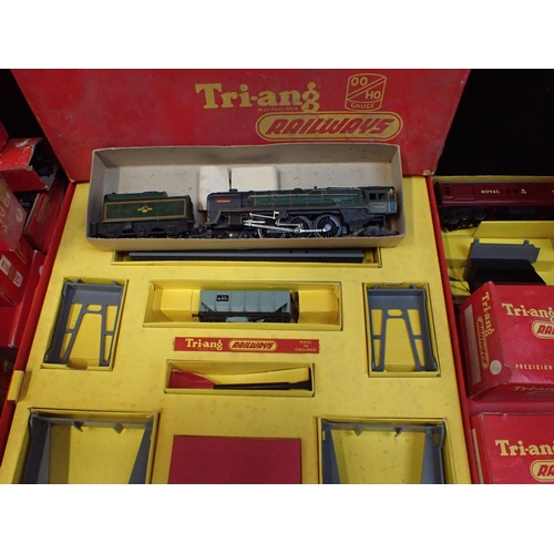 181 - TRIANG 00 GAUGE MODEL RAILWAY ITEMS locomotives, rolling stock, buildings and accessories, some boxe... 