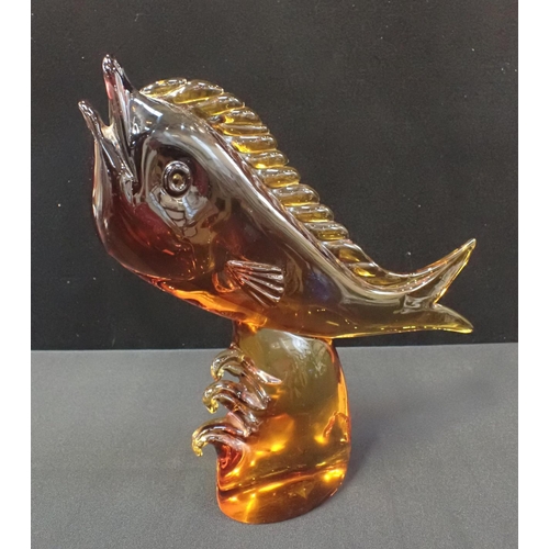 253 - A LARGE MURANO AMBER GLASS FISH, PROBABLY ARCHIMEDE SEGUSO 39cm high