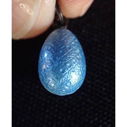 405 - A BLUE ENAMELLED EGG PENDANT possibly Russian, decorated to front with floral spray, white metal mou... 