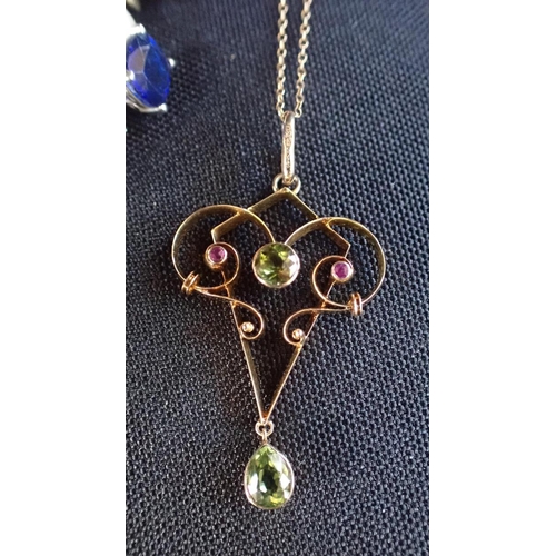 415 - AN EDWARDIAN PERIDOT AND AMETHYST PENDANT of Art Nouveau style and in Suffragette colours, 12ct gold... 