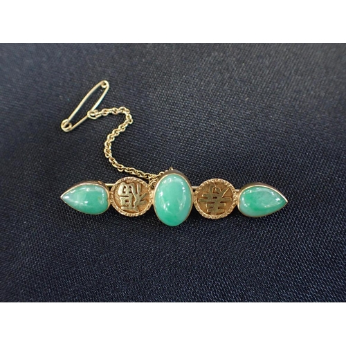 419 - A GOLD AND JADE BROOCH