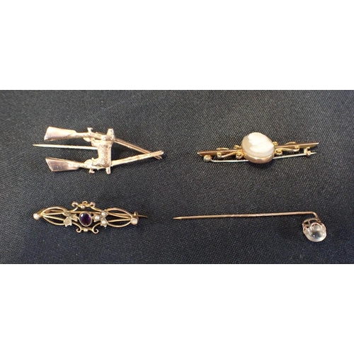 422 - A GOLD PIN MODELLED AS A GUNDOG AND TWO GUNS with another pin and two brooches