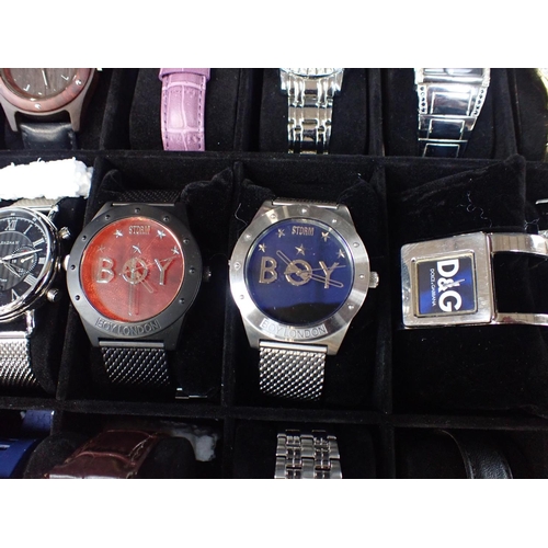 431 - BULOVA: A GENTLEMANS' STAINLESS STEEL BRACELET WATCH and 42 other various gentlemans' wristwatches b... 