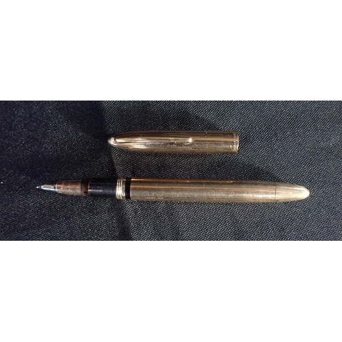 446 - A SHEAFFER 9CT GOLD FOUNTAIN PEN, WITH 14CT NIB (slight rubbing, nib bent, dent to end of lid)