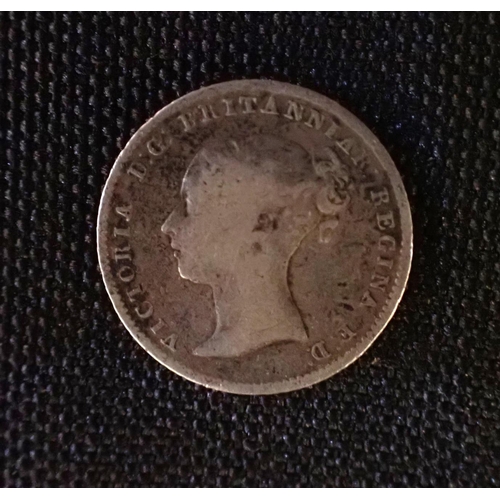 467 - AN 1842 SILVER FOURPENCE, OTHER SILVER COINS (some pre 1947 silver), and a St George medallion (a/f)