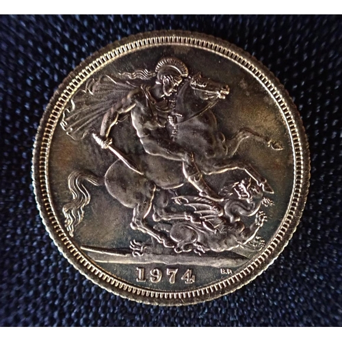 468 - A 1974 ELIZABETH II GOLD SOVEREIGN reverse with St George and Dragon, c. 7.9 grams