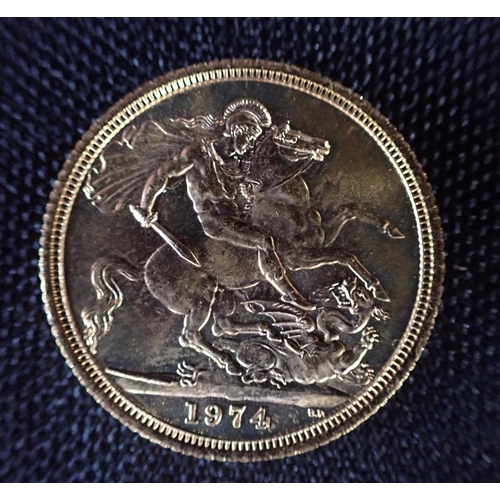 469 - A 1974 ELIZABETH II GOLD SOVEREIGN reverse with St George and Dragon, c. 7.9 grams