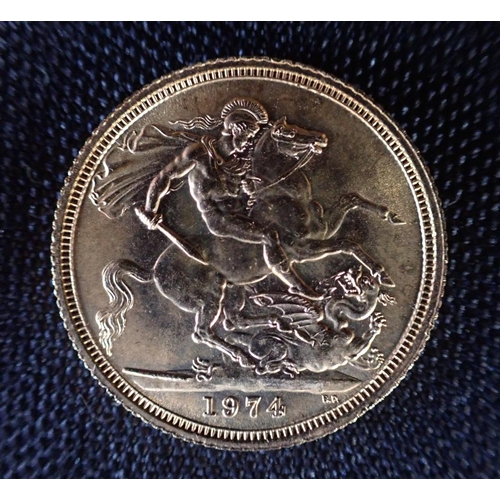 470 - A 1974 ELIZABETH II GOLD SOVEREIGN reverse with St George and Dragon, c. 7.9 grams