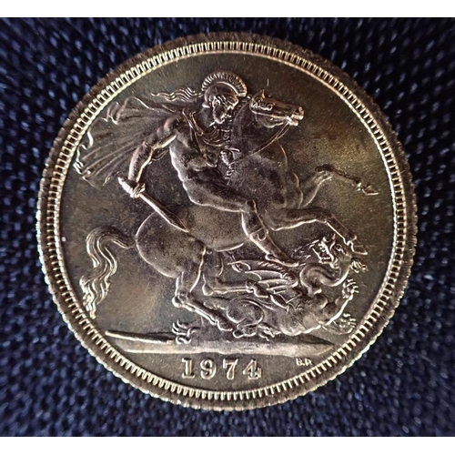 471 - A 1974 ELIZABETH II GOLD SOVEREIGN reverse with St George and Dragon, c. 7.9 grams