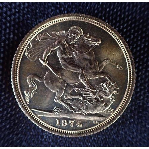 472 - A 1974 ELIZABETH II GOLD SOVEREIGN reverse with St George and Dragon, c. 7.9 grams