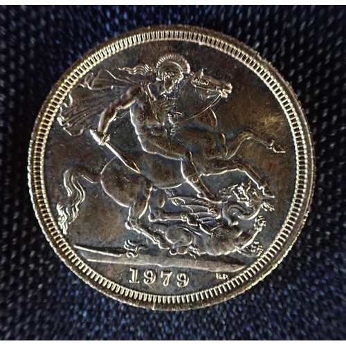 476 - A 1979 ELIZABETH II GOLD SOVEREIGN reverse with St George and Dragon, c. 7.9 grams