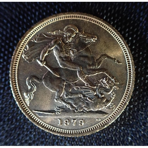 477 - A 1979 ELIZABETH II GOLD SOVEREIGN reverse with St George and Dragon, c. 7.9 grams