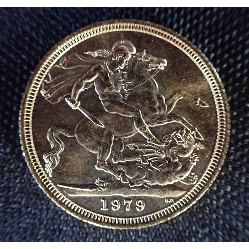 479 - A 1979 ELIZABETH II GOLD SOVEREIGN reverse with St George and Dragon, c. 7.9 grams