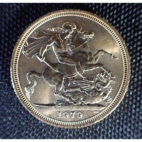 481 - A 1979 ELIZABETH II GOLD SOVEREIGN reverse with St George and Dragon, c. 7.9 grams