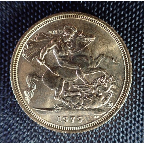 482 - A 1979 ELIZABETH II GOLD SOVEREIGN reverse with St George and Dragon, c. 7.9 grams