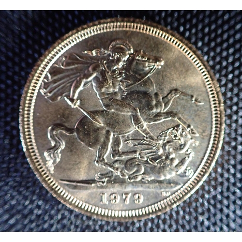 483 - A 1979 ELIZABETH II GOLD SOVEREIGN reverse with St George and Dragon, c. 7.9 grams