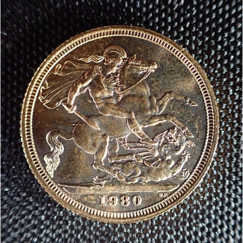 484 - A 1980 ELIZABETH II GOLD SOVEREIGN reverse with St George and Dragon, c. 7.9 grams