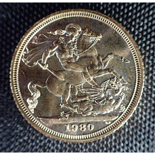 485 - A 1980 ELIZABETH II GOLD SOVEREIGN reverse with St George and Dragon, c. 7.9 grams