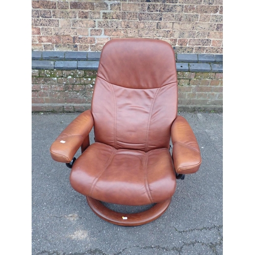 833 - AN EKORNES STRESSLESS BROWN LEATHER LOUNGE CHAIR