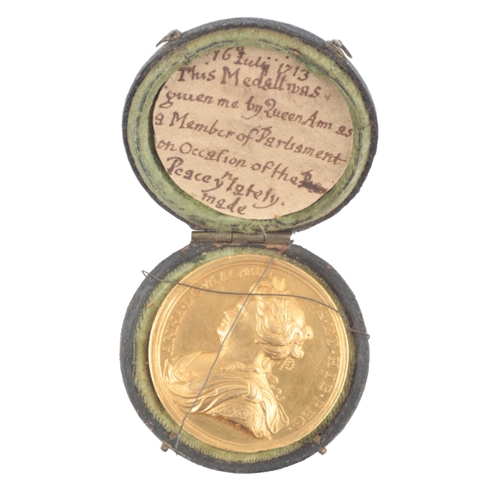 115 - A QUEEN ANNE GOLD MEDAL BY JOHN CROKER (1670-1741)

minted to celebrate the Peace of Utrecht 1713, t... 