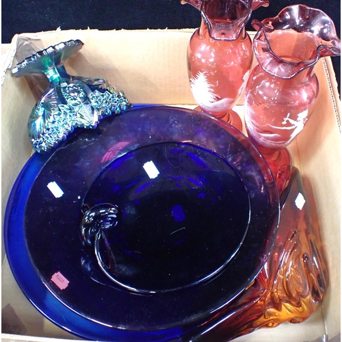 115 - A PURPLE ART GLASS FRUIT BOWL 31cm dia, a pair of 'Mary Gregory' style vases, an iridescent blue car... 