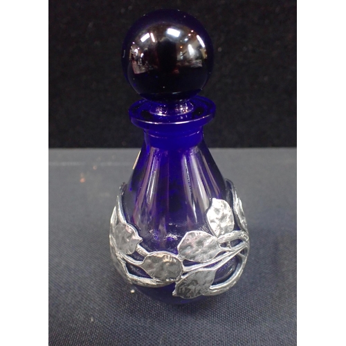 334 - AN ART DECO SILVER MOUNTED CUT GLASS PERFUME ATOMISER with slice cut shaped oval body, the mount mar... 