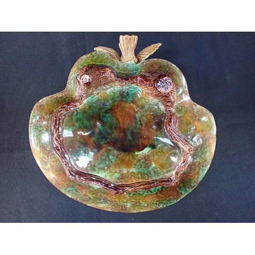 384 - VICTORIAN MAJOLICA STRAWBERRY DISH George Jones style, 28 cms wide