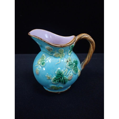 386 - A COPELAND MAJOLICA SHELL SHAPED SPOON WARMER 10 cms high, with a majolica cream jug, from a strawbe... 