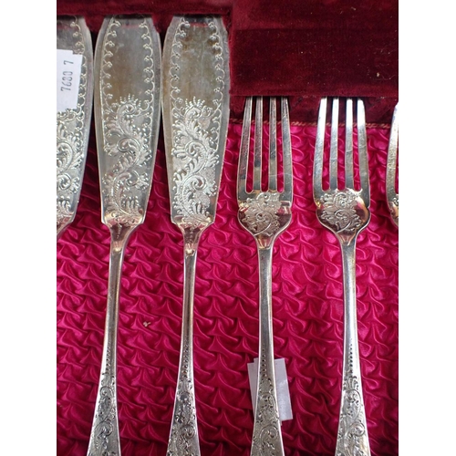 413 - A BOXED SET OF HAMILTON & INCHES ORNAMENTAL SERVING SPOONS with a canteen of fish knives and forks