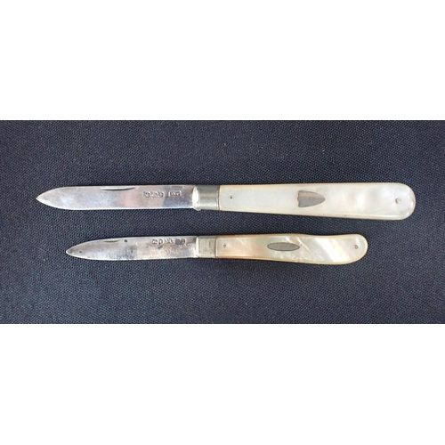 428 - A COLLECTION OF MOTHER OF PEARL PEN KNIVES two with silver blades and three silver plated pierced ba... 