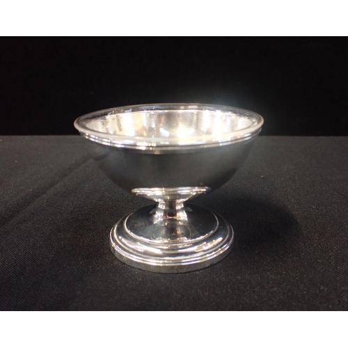 435 - A GEORGE III SILVER SALT, LONDON 1798 with reeded edge, gilt interior and clear glass liner with pol... 