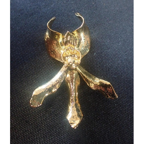 483 - AN ORCHID BROOCH / PENDANT in 24ct gold plate, (gross weight - c.6.1g).