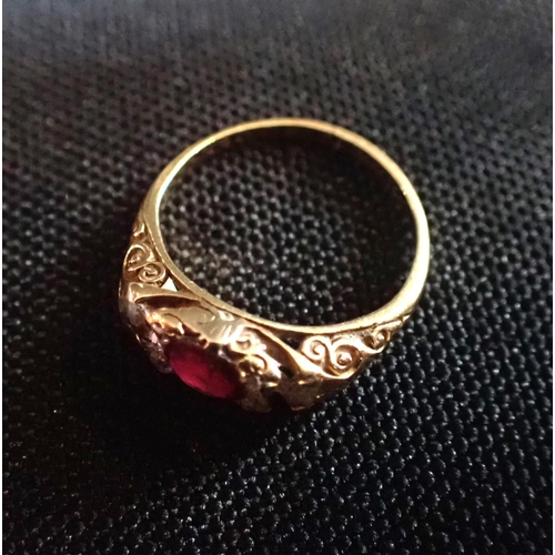 491 - AN EDWARDIAN 18ct GOLD DRESS RING (a/f; one white stone missing, the red stone abraded)