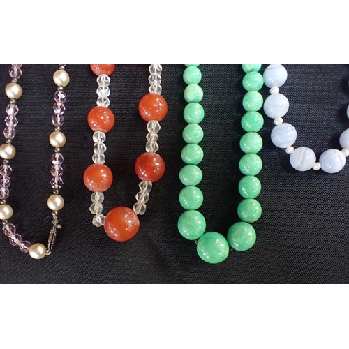 500 - A GARNET NECKLACE, A HARDSTONE AND PEARL NECKLACE and other vintage stone and glass bead necklaces