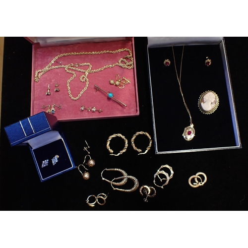 529 - A COLLECTION OF 9ct GOLD JEWELLERY and some unmarked yellow metal