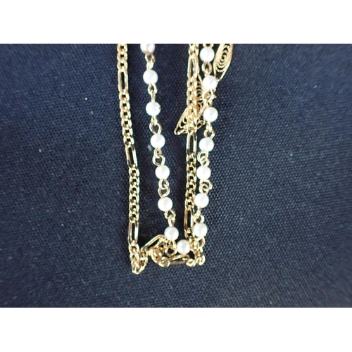 533 - A PEARL AND YELLOW METAL NECKLACE